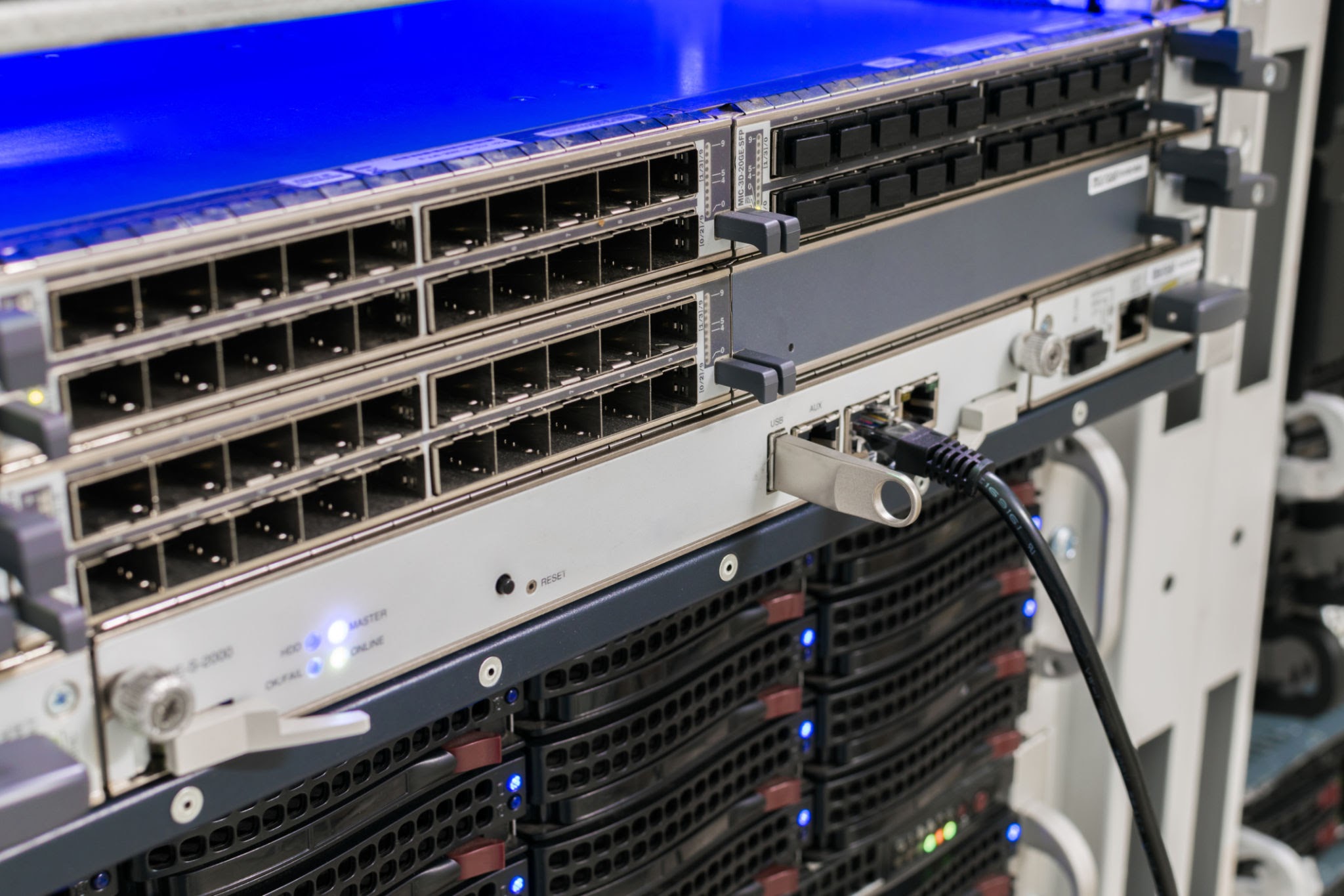 Cisco Nexus data center spine-leaf switch，AI 生成